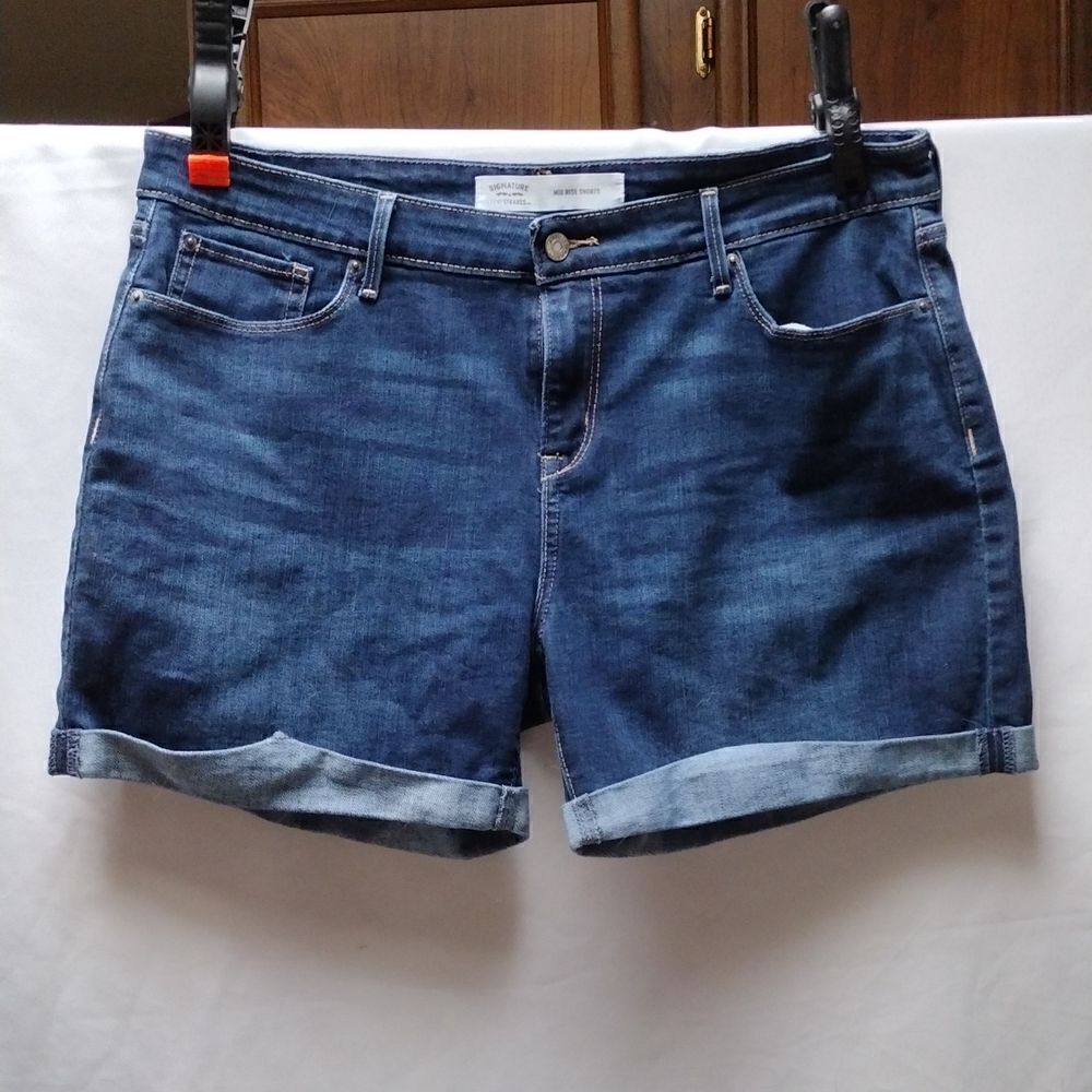 Levi mid rise shorts 